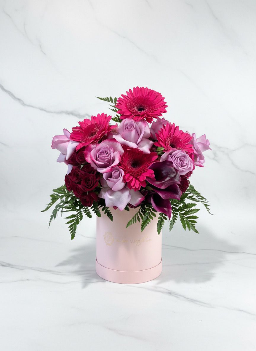 Pink hat box with gerbera and roses — Modern LUXE Flowers Chicago